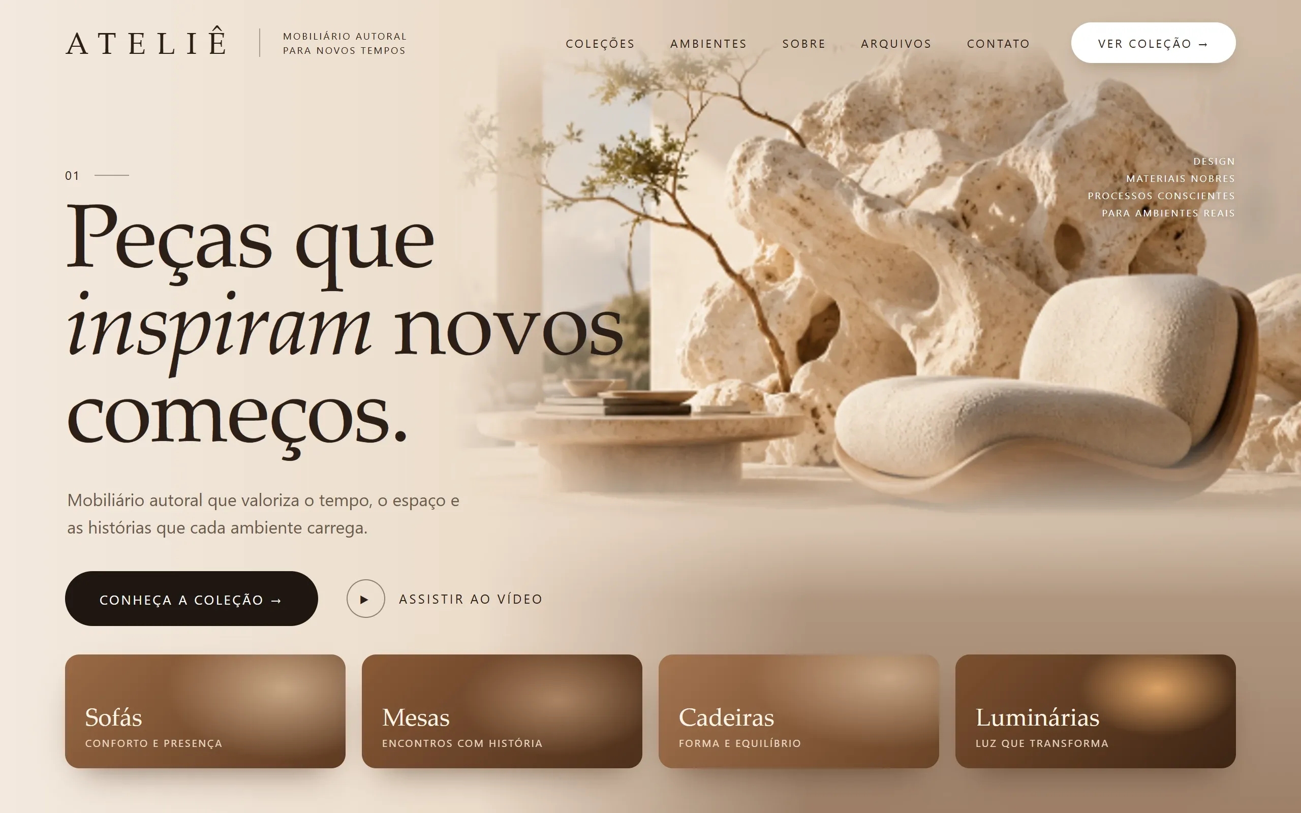 Estudo conceitual de site premium de mobiliário: abertura editorial em tons de areia, manchete em serifa, poltrona e escultura de pedra ao fundo e uma faixa de categorias.